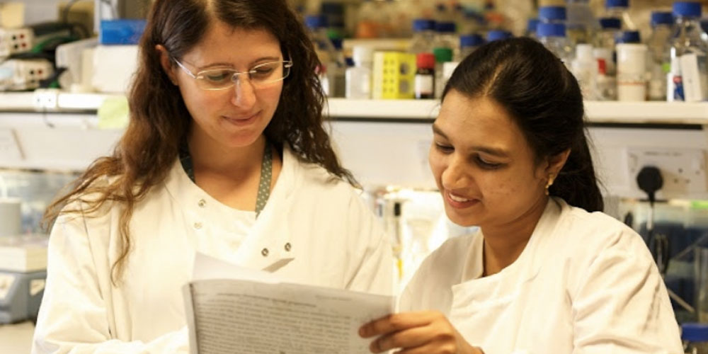 2 female researchers